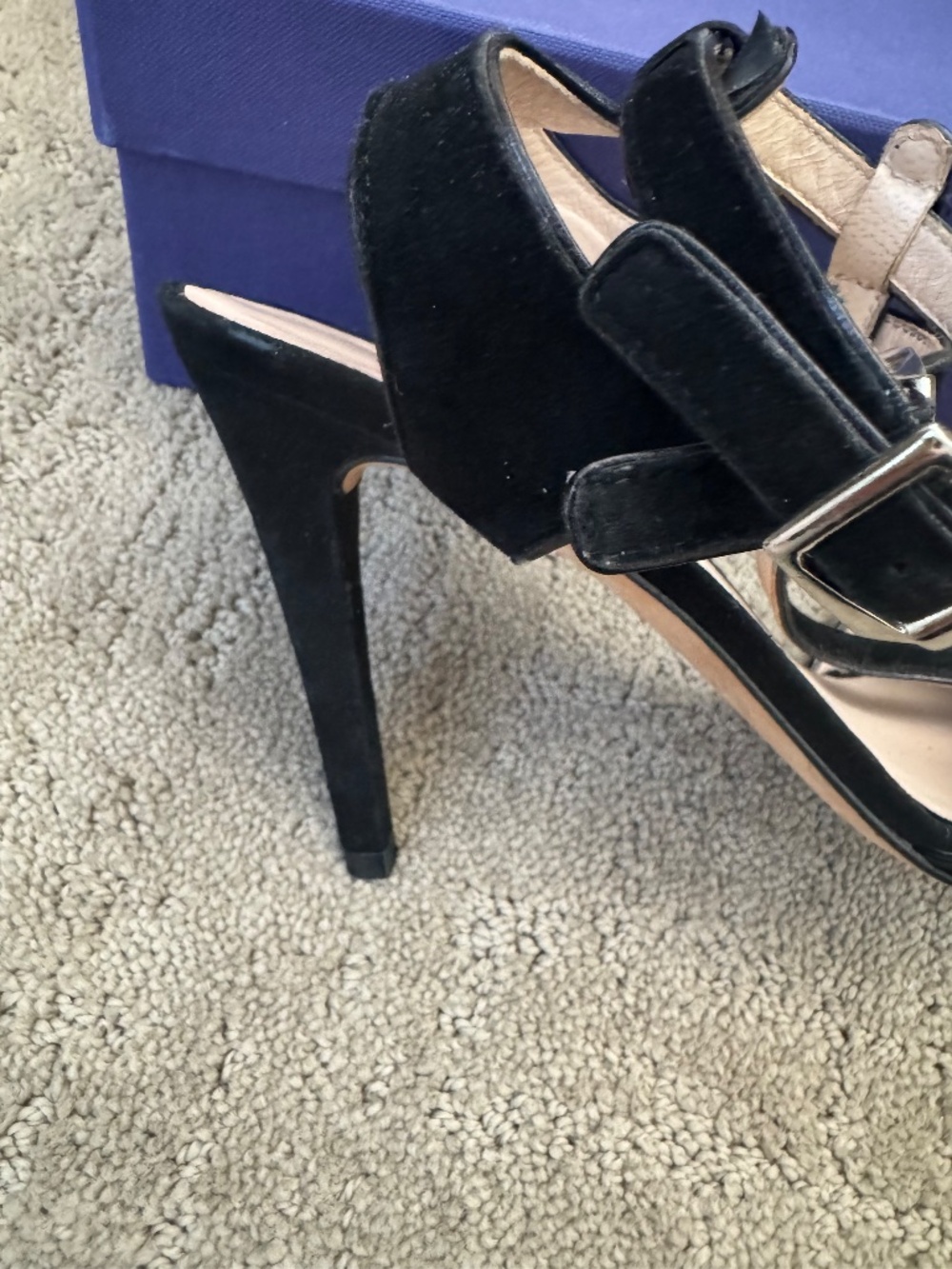 Stuart Weitzman - Picture 4 of 7